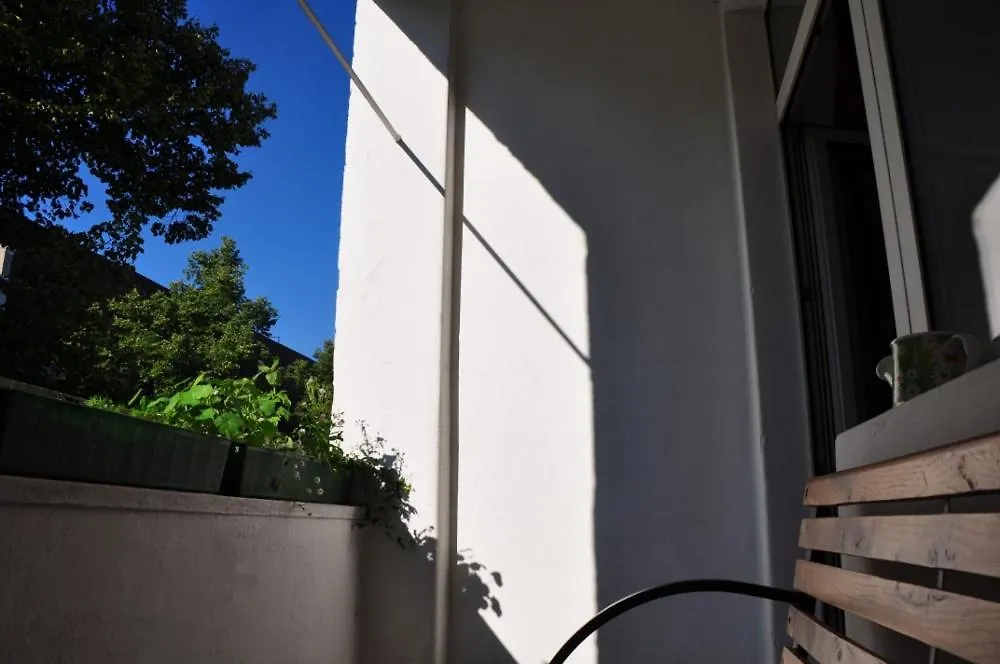 Apartamento Geraeumiger Charme Mit Loggia Nahe Tempelhofer Feld Berlín